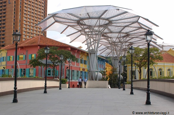 SINGAPORE RIVER - La copertura ad ombrelli a forma di foglie di ninfea sovrasta lo spazio pubblico di Clark Quay