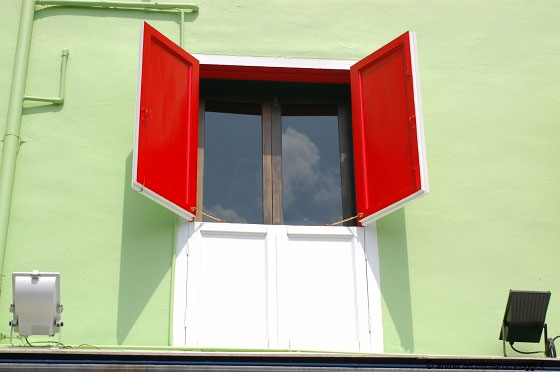 I QUAYS - Sembra un francobollo l'immagine di questa finestra dai battenti rosso acceso su fondo verde acqua