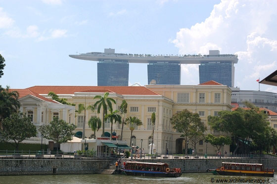 COLONIAL DISTRICT - Asian Civilisations Museum e sullo sfondo il Marina Bay Sands Resort