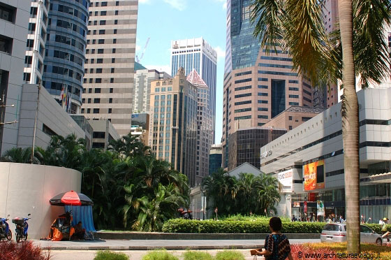 SINGAPORE - Quasi tutti gli indirizzi di Singapore sono preceduti dal numero del piano, seguito dal numero del negozio o dell'appartamento