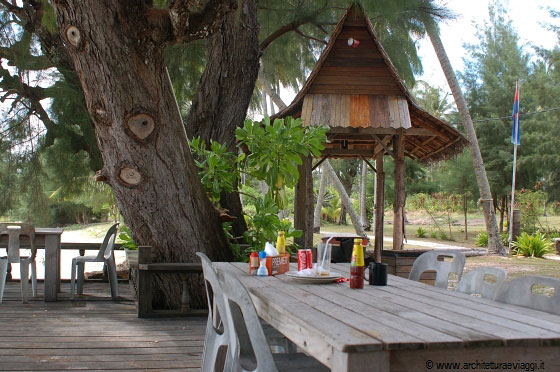 PULAU BESAR - La terrazza in legno sul mare del Mirage Island Resort 