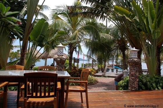 RAWA ISLAND - La terrazza in legno del Rawa Safari Island Resort allestita con banani 