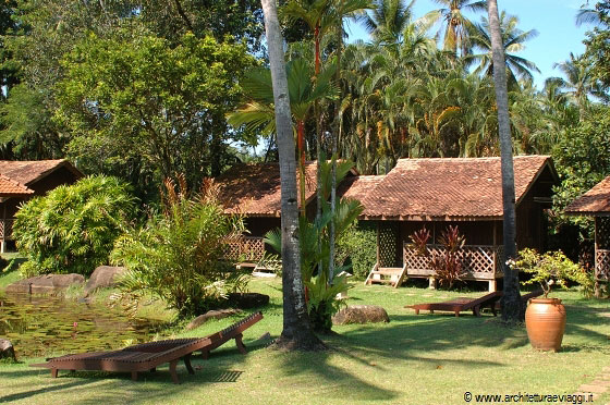 CHERATING - Villa de Fedella offre chalet in legno intorno ad un laghetto di fior di loto e a un prato pieno di palme da cocco 