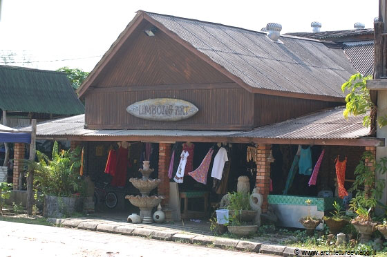 CHERATING - Limbong Art vende prodotti artigianali tipici, tra cui il batik