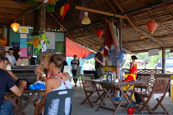 CHERATING - E' piacevole sorseggiare una birra al Don't Tell Mama, un bar dall'atmosfera informale proprio sulla spiaggia