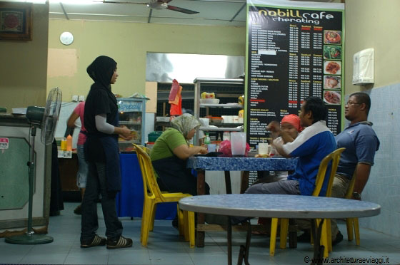 CHERATING - Nello spartano Nabill Café abbiamo mangiato ottimi piatti, riso malese e verdure, a prezzi altrettanto malesi ed economici