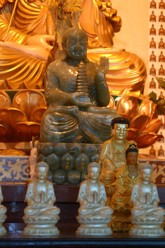KUALA LUMPUR - Statuette votive al Thean Hou Temple 