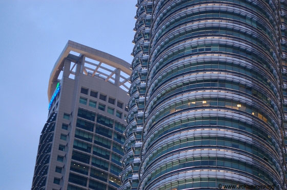 KUALA LUMPUR CITY CENTRE - Le Petronas e gli edifici circostanti: texture a confronto