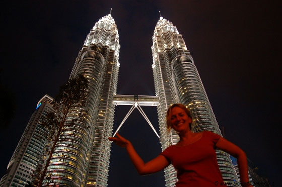 KLCC - Io, in una visione surrealistica, davanti alle maestose Petronas Towers