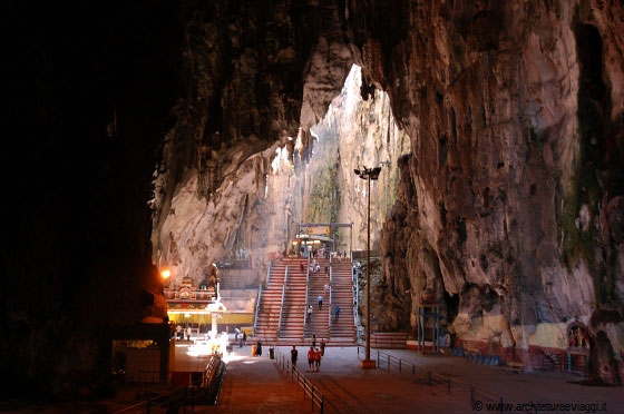 BATU CAVES - Un promontorio calcareo che ospita al suo interno un santuario hindu, a soli 13 km a nord della capitale, nella regione del Selangor