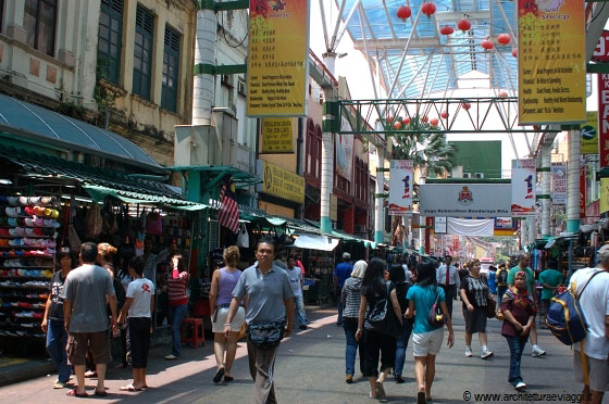 CHINATOWN - La strada coperta Jalan Petaling brulica di persone in ogni momento della giornata