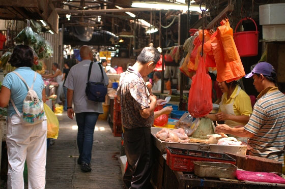 CHINATOWN - Quasi per caso da Jalan Petaling ci imbattiamo in questo rustico mercato alimentare
