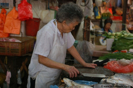 CHINATOWN - Una anziana cinese si appresta a pulire il pesce