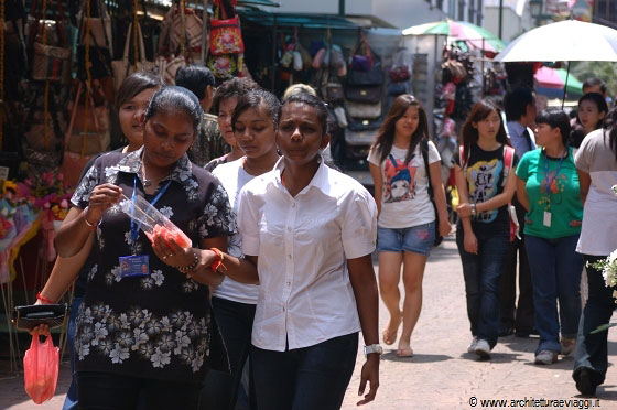 KUALA LUMPUR - Il mercato di Chinatown è frequentato da etnie diverse