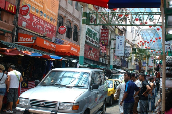 KUALA LUMPUR - Chinatown, con le sue case-negozio, i templi colorati, gli ottimi ristoranti e il vivace mercato notturno, conserva ancora il fascino e il carattere dei tempi passati