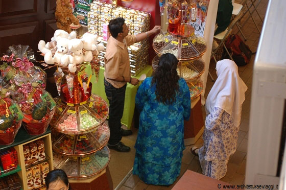 KUALA LUMPUR - Donne intente ad acquistare prodotti dolciari al Central Market