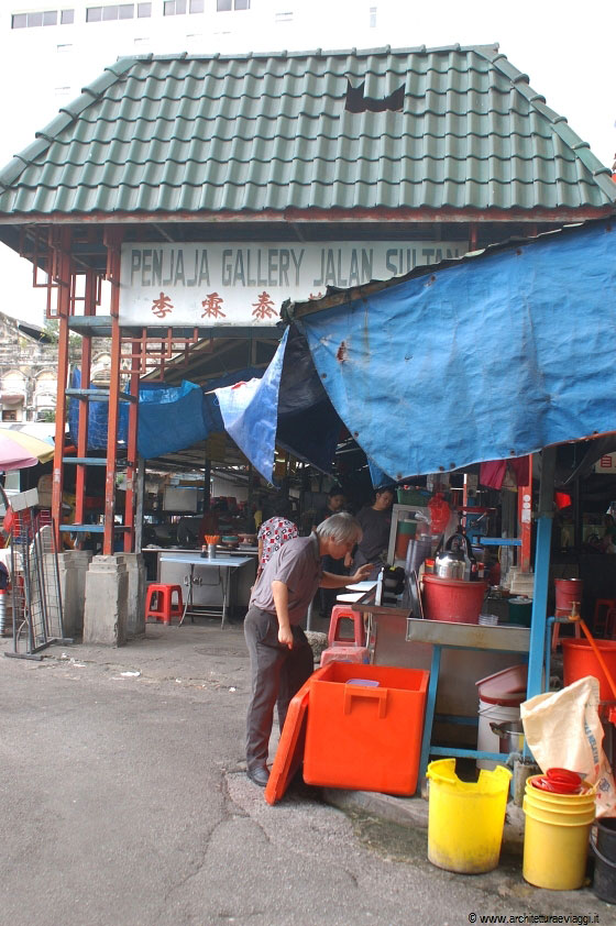 KUALA LUMPUR - Alle spalle di Jln Tun HS Lee entriamo nel suggestivo mercato coperto alimentare di Chinatown