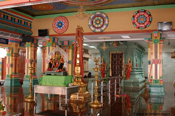 KUALA LUMPUR - La sala del tempio hindu Sri Mahamariamman Temple nel cuore di Chinatown