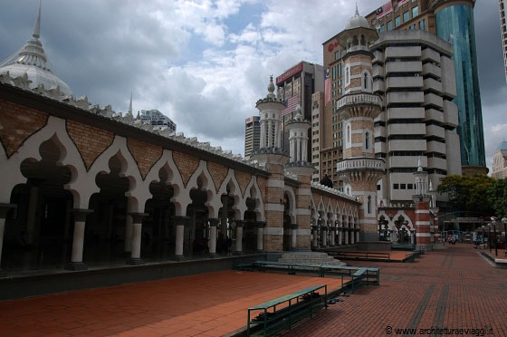 KUALA LUMPUR - Accanto alla stazione LRT di Masjid Jamek si trova l'omonima moschea in Jalan Tun Perak
