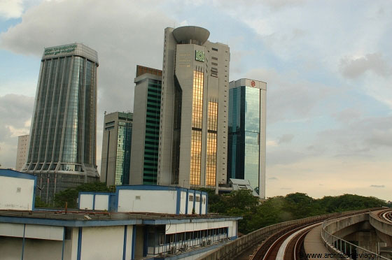 VERSO KL CENTRAL - E' l'imbrunire a Kuala Lumpu e dal treno osserviamo i grattacieli irraggiati dalla luce calda del tramonto
