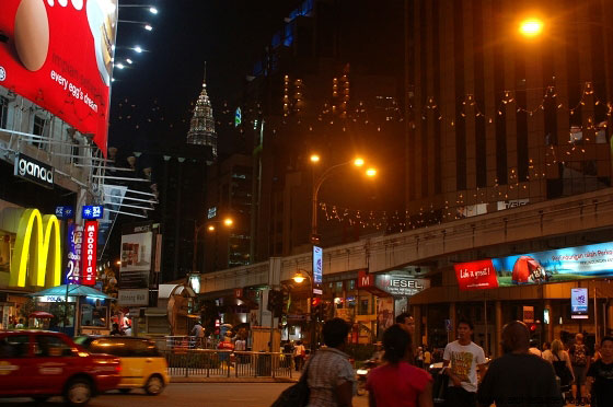 GOLDEN TRIANGLE - Principale quartiere degli affari, dello shopping e dei divertimenti - si intravede il profilo delle Petronas illuminate