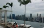 MARINA BAY SANDS. Dalla piscina Infinity, adagiata sul tetto dello Sky Park, splendida vista su Marina Bay e il Colonial District
