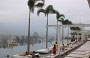MARINA BAY SANDS. A 200 metri di altezza, sopra le tre torri del Marina Bay Sands ecco la piscina Infinity con vista spettacolare dello skyline di Singapore