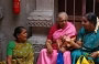 SRI VEERAMAKALIAMMAN TEMPLE. Indiane vestono colorati sari