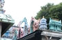 SINGAPORE. Fedeli induisti in preghiera nel patio esterno dello Sri Veeramakaliamman Temple