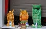 LITTLE INDIA. Statuette di Buddha in oro, ambra e giada per piccolo altare nella soglia di un negozio