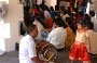 CHINATOWN. All'interno dello Sri Mariamman Temple, durante la cerimonia, questa bambina si muove a ritmo dei tamburi