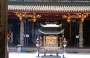 CHINATOWN. L'urna brucia i bastoncini di incenso nel grande patio del Thian Hock Keng Temple