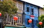 CHINATOWN. Lanterne colorate si stagliano sulle vivaci facciate delle shophouse cinesi