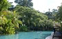 SENTOSA ISLAND. La piscina di 95 metri del Siloso Beach Resort, alimentata da una sorgente naturale, è dotata di un proprio sistema di filtraggio