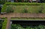 SENTOSA ISLAND. I giardini pensili  sul tetto del Siloso Beach Resort aiutano ad abbassare la temperatura degli ambienti interni