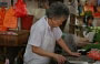 CHINATOWN. Una anziana cinese si appresta a pulire il pesce