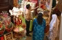 KUALA LUMPUR. Donne intente ad acquistare prodotti dolciari al Central Market