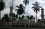 KUALA LUMPUR. Come le moschee costruite dai moghul nel nord dell'India, anche la Masjid Jamek ha cupole a bulbo, minareti e colonnati ad arco