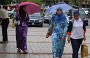 KUALA LUMPUR. Donne musulmane vestono abiti lunghi che coprono tutto il corpo eccetto la testa, i piedi e le mani