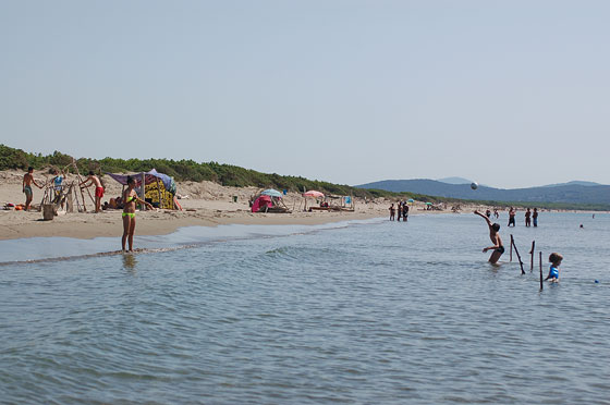 RISERVA NATURALE DELLA FENIGLIA - L'ampia spiaggia libera è godibile e non particolarmente affollata anche ai primi di agosto