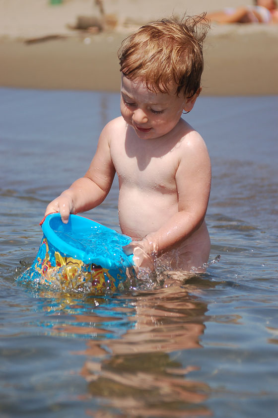 SPIAGGIA DELLA FENIGLIA - Il secchiello è una vera risorsa per i giochi in spiaggia e nell'acqua