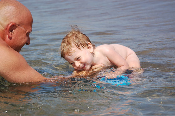 SPIAGGIA DELLA FENIGLIA - In acqua i genitori non devono trasmettere ansie ai bambini piccoli, per questo i fondali bassi sono ideali, perchè anche i genitori sono tranquilli