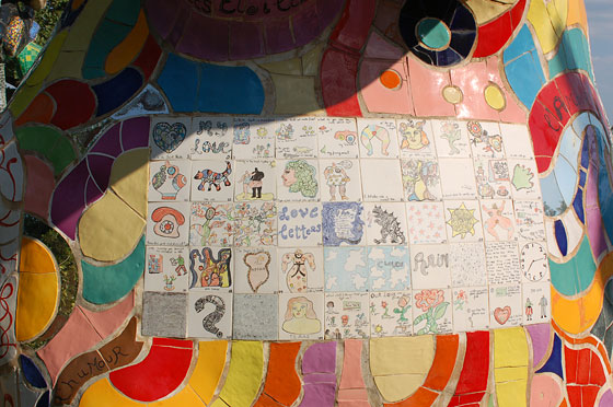 GIARDINO DEI TAROCCHI - Niki de Saint Phalle narra la sua esperienza autobiografica nelle formelle del pannello 