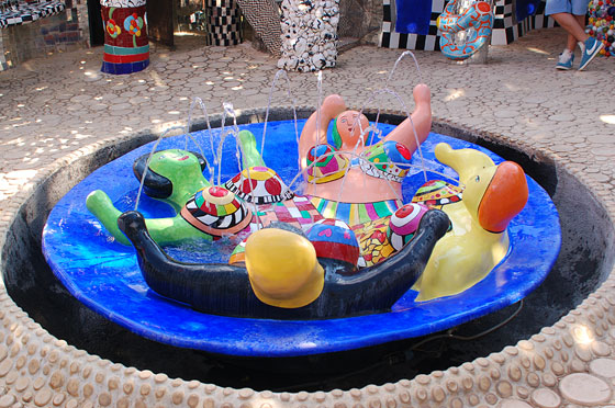 GIARDINO DEI TAROCCHI - Al centro del cortile del castello dell'Imperatore vi è una vasca circolare in cui quattro felici, coloratissime nanas fanno il bagno, schizzando dai seni getti d'acqua