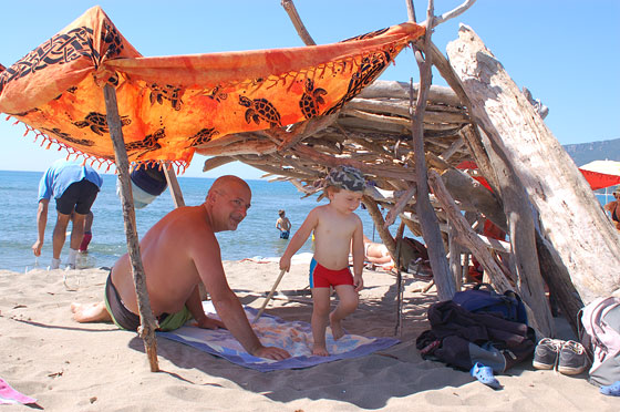 SPIAGGIA DELLA FENIGLIA - Macchè ombrelloni, negli ampi spazi di spiaggia libera, con i tronchi portati a riva dalle mareggiate e qualche pareo, ci si può allestire un rifugio ombreggiato