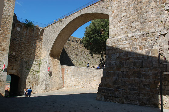 MASSA MARITTIMA - L'Arco Senese, un ponte viadotto ad una campata di 21,79 metri di corda, collega i bastioni difensivi dell'antica cinta muraria alla Torre del Candeliere