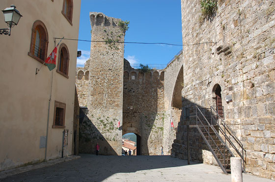 MASSA MARITTIMA - A destra la Torre del Candeliere in Piazza Matteotti