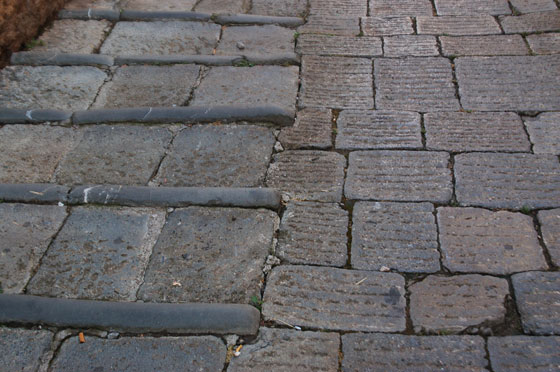 MASSA MARITTIMA - Le strade del borgo medievale con pavimentazione in pietra locale