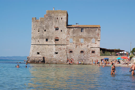 TORRE MOZZA - L'antica torre del cinquecento che da il nome alla spiaggia, aveva la funzione di avvistare eventuali incursioni saracene