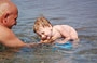 SPIAGGIA DELLA FENIGLIA. In acqua i genitori non devono trasmettere ansie ai bambini piccoli, per questo i fondali bassi sono ideali, perchè anche i genitori sono tranquilli
